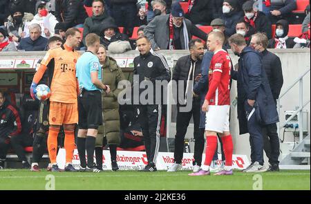 Freiburg, Deutschland. 02. Apr, 2022. firo 1.Bundesliga. 2021/2022 Fußball: Fuvüball: 02.04.2022 SC Freiburg - FC Bayern Mvºnchen München 1: 4 Substitutionsfehler, Verwirrung über Substitution, Substitution, FCB Marcel Sabitzer, FCB Kingsley Coman, Schiedsrichter, Schiedsrichter, Schiedsrichter, Christian Dingert, Geste, Geste, Schiedsrichter, Schiedsrichter, Schiedsrichter, Arno Blos, Geste, vierter 4. Offizieller, FCB-Torwart, goalhvºter, Torhüter, Manuel Neuer, FCB-Trainer, Trainer, Julian Nagelsmann, FCB-Manager, Sports Director, Hasan Salihamidæiá, Salihamidzic, Quelle: dpa/Alamy Live News Stockfoto