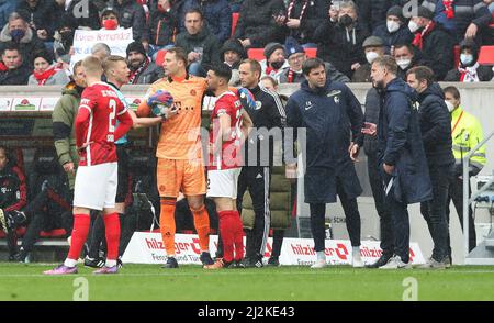 Freiburg, Deutschland. 02. Apr, 2022. firo 1.Bundesliga. 2021/2022 Fußball: Fuvuball: 02.04.2022 SC Freiburg - FC Bayern Mvºnchen München 1: 4 Substitutionsfehler, Verwirrung über Substitution, Substitution, FCB Marcel Sabitzer, FCB Kingsley Coman, Schiedsrichter, Schiedsrichter, Schiedsrichter, Christian Dingert, Geste, Geste, Schiedsrichter, Schiedsrichter, Schiedsrichter, Arno Blos, Geste, vierter 4. Offizieller, FCB-Torwart, goalhvºter, Torhüter, Manuel Neuer, FCB Coach, Coach, Julian Nagelsmann, Credit: dpa/Alamy Live News Stockfoto