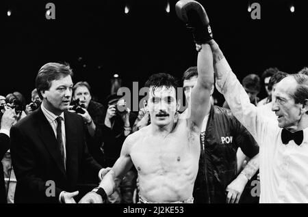 Barry McGuigans Comeback-Kampf gegen Nicky Perez, Alexandra Pavillion, London.Dies war McGuigans erster Kampf, nachdem er seinen WBA-Titel an Steve Cruz verloren hatte. McGuigan gewann durch KO in Runde vier. (Bild zeigt) McGuigan feiert seinen Sieg nach dem Kampf mit Barry Hearn auf seiner linken Seite. 4.. April 1988. Stockfoto