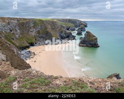 Ein Blick auf den Strand bei Bedruthan Stufen an der felsigen Küste von North Cornwall UK sjowing die Felsformationen. Stockfoto