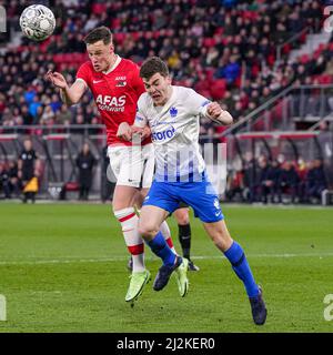 ALKMAAR, NIEDERLANDE - 2. APRIL: Sam Beukema von AZ Alkmaar, Jacob Rasmussen von Vitesse Arnhem während des niederländischen Eredivisie-Spiels zwischen AZ und Vitesse im AFAS Stadion am 2. April 2022 in Alkmaar, Niederlande (Foto: Patrick Goosen/Orange Picts) Stockfoto