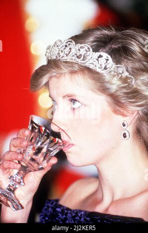 Prinzessin Diana besucht Portugal bei einem Bankett, das vom Präsidenten im Ajuda Palace Lisbonveranstaltet wird, und trinkt Wein mit einer Tiara, die ein Porträt aufruft 11.. Februar 1987. Stockfoto