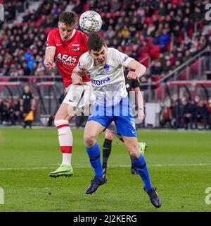 ALKMAAR, NIEDERLANDE - 2. APRIL: Sam Beukema von AZ Alkmaar, Jacob Rasmussen von Vitesse Arnhem während des niederländischen Eredivisie-Spiels zwischen AZ und Vitesse im AFAS Stadion am 2. April 2022 in Alkmaar, Niederlande (Foto: Patrick Goosen/Orange Picts) Stockfoto