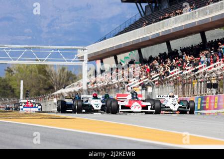 2.. April 2022 ; Circuit de Barcelona-Catalunya, Spanien; Espiritu de Montjuic: Steve Hartley (GB) führt beim Start des Masters Racing Legends-Rennens an Stockfoto