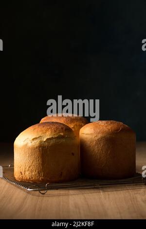 Drei ruddige Osterkuchen auf dunklem Hintergrund Stockfoto