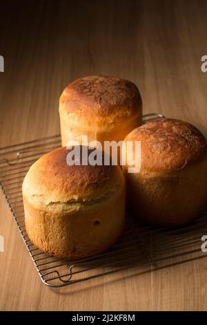 Drei ruddige Osterkuchen auf dunklem Hintergrund Stockfoto