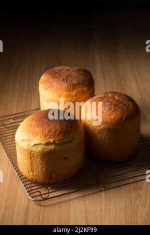 Drei ruddige Osterkuchen auf dunklem Hintergrund Stockfoto