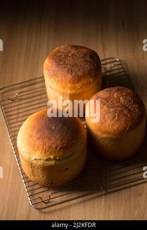 Drei ruddige Osterkuchen auf dunklem Hintergrund Stockfoto