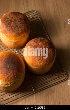 Drei ruddige Osterkuchen auf dunklem Hintergrund Stockfoto