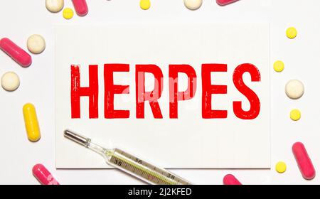 Herpes-Virus-Konzeptfoto mit Pillen, Fläschchen und Stethoskop Stockfoto