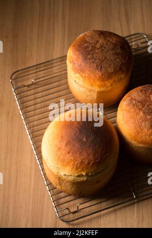 Drei ruddige Osterkuchen auf dunklem Hintergrund Stockfoto