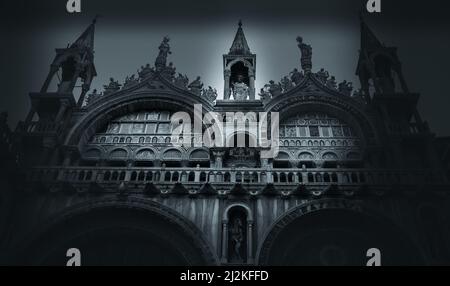 Winterliche neblige Stadtszene mit Menschen, die an der Küstenstraße in venedig, Italien, spazieren Stockfoto