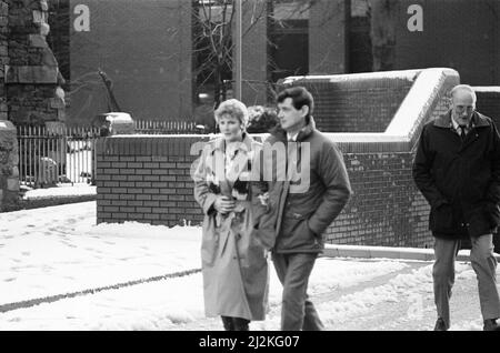 Szenen vor dem Crown Court von Leicester, nachdem Colin Pitchfork am Freitag, den 22.. Januar 1988, nach der Zulassung der separaten Morde an Lynda Mann im Alter von 15 (1983) und Dawn Ashworth im Alter von 15 (1986) zu lebenslanger Haft verurteilt worden war. Er war der erste, der aufgrund von DNA-Fingerabdrücken wegen Mordes verurteilt wurde und der erste, der infolge eines DNA-Massenscreenings gefangen wurde. Unser Bild Zeigt ... Barbara und Robin Ashworth, Eltern von Dawn Ashworth, die im Juli 1986 ermordet wurde Stockfoto