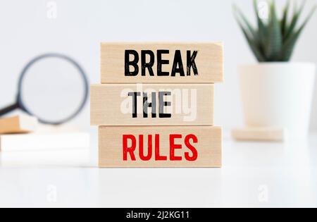 die Regeln brechen - weigern, entsprechen - isolierten Text in Vintage Buchdruck Holzart Druckstöcke Stockfoto