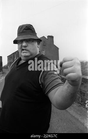 Die Wrestlerin Shirley Crabtree alias Big Dardy posiert zu Hause, Mai 1988 Stockfoto