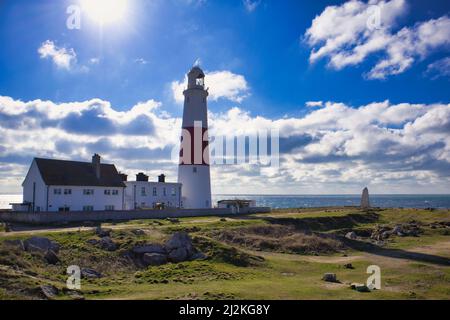 Portland Bill Lighthouse ist ein funktionierender Leuchtturm bei Portland Bill auf der Isle of Portland, Dorset, England. Stockfoto