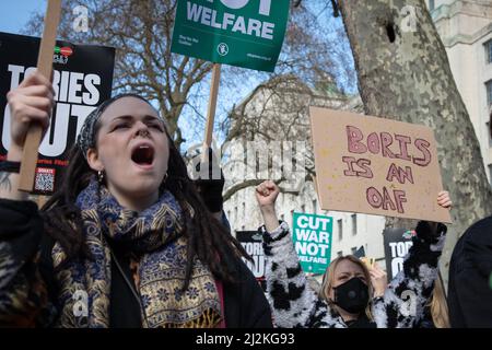 London, Großbritannien. 2. April 2022. Vor der Downing Street haben sich Menschen versammelt, um gegen die steigenden Lebenshaltungskosten im Land zu protestieren. Quelle: Kiki Streitberger/Alamy Live News Stockfoto