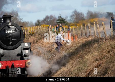 Weybourne, Großbritannien – 2. 2022. April: Deichbrand in der Kelling Heath während der Spring Steam Gala auf der North Norfolk Poppy Line Credit: Richard O'Donoghue/Alamy Live News Stockfoto