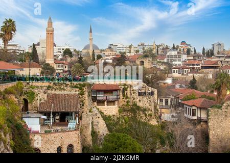 ANTALYA, TÜRKEI - 04 01 2022 17:06:Blick auf Antalya Altstadt Kaleici Viertel vom Yachthafen, Yivli Minarett und Teegarten. Altstadt von Antalya Stockfoto