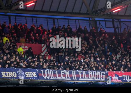ROTTERDAM, NIEDERLANDE - 2. APRIL: Willem II-Unterstützer vor dem niederländischen Eredivisie-Spiel zwischen Feyenoord und Willem II Tilburg am 2. April 2022 im Stadion Feijenoord De Kuip in Rotterdam, Niederlande (Foto: Geert van Erven/Orange Picts) Stockfoto