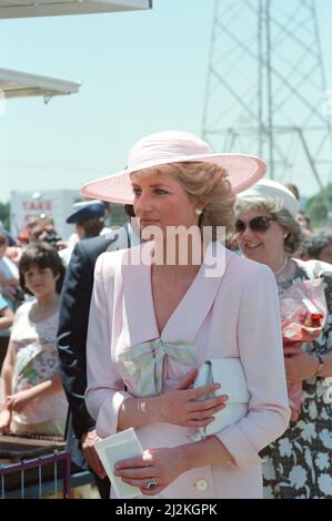 Ihre Königliche Hoheit Prinzessin Diana, die Prinzessin von Wales, während ihrer Australienreise 1988. Die Prinzessin ist im Footscray Park in Melbourne, Victoria, abgebildet und trägt ein von Catherine Walker entworfenes Outfit. Bild aufgenommen am 27.. Januar 1988 Stockfoto