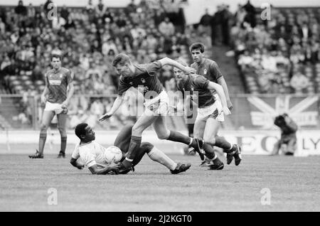 Football League Centenary Tournament, auch bekannt als Mercantile Credit Football Festival, ein freundliches Turnier, das vom 16.. Bis 17.. April 1988 im Wembley Stadium zur Feier des 100.. Geburtstages der Football League stattfand. 12 Teams nahmen an dem Turnier Teil. Der erste Wettkampftag bestand aus den Eröffnungsrunden und den Viertelfinals und bestand aus 40-minütigen Spielen. Unser Bild zeigt ... Eröffnungsrunde Spiel Aktion, Samstag 16. April 1988. Stockfoto