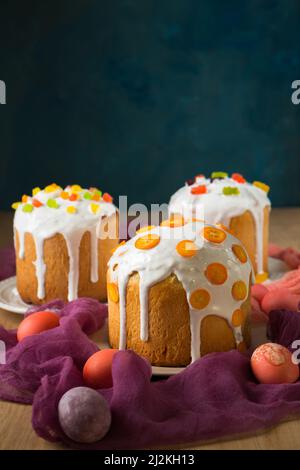 Osterkuchen mit kandierten Früchten und Gelee-Süßigkeiten und Kumquat dekoriert Stockfoto