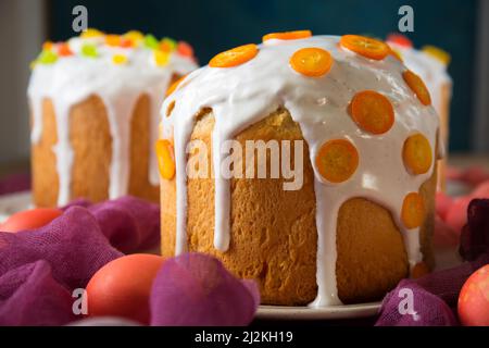 Osterkuchen mit kandierten Früchten und Gelee-Süßigkeiten und Kumquat dekoriert Stockfoto