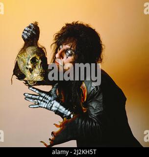 Alice Cooper hält einen Skelettkopf. September 1987. Stockfoto