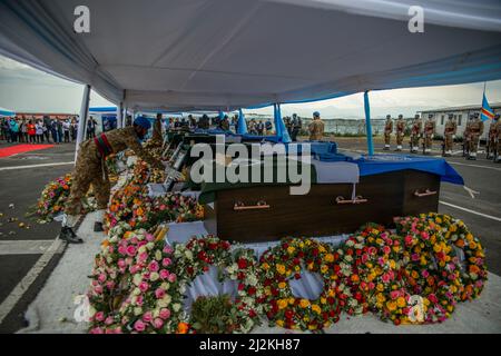 Goma, Demokratische Republik Kongo. 2. April 2022. Friedenstruppen nehmen am 2. April 2022 an einem Gedenkgottesdienst in Goma, der Demokratischen Republik Kongo, Teil. Die UN-Friedensmission in der Demokratischen Republik Kongo würdigte am Samstag die acht Friedenstruppen, die am Dienstag bei einem Hubschrauberabsturz im Nordosten der Demokratischen Republik Kongo ums Leben kamen. Quelle: Zanem Nety Zaidi/Xinhua/Alamy Live News Stockfoto