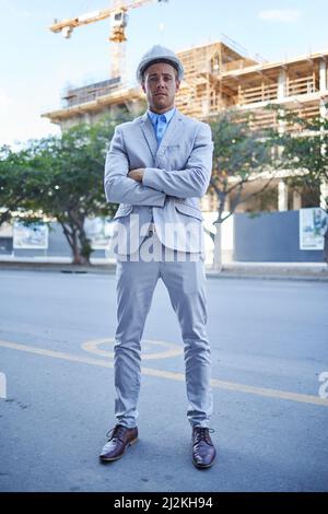 Ich liebe es, meine Designs zum Leben zu erwecken. Aufnahme eines jungen Geschäftsmannes auf einer Baustelle. Stockfoto