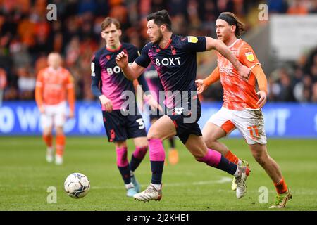 BLACKPOOL, GROSSBRITANNIEN. APR 1. Scott McKenna von Nottingham Forest sucht während des Sky Bet Championship-Spiels zwischen Blackpool und Nottingham Forest in der Bloomfield Road, Blackpool, am Samstag, 2.. April 2022 nach Optionen. (Kredit: Jon Hobley | MI News) Kredit: MI Nachrichten & Sport /Alamy Live News Stockfoto