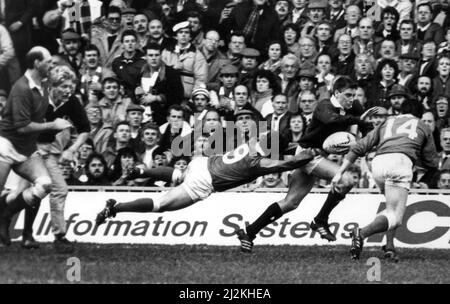 Five Nations Championship 1988. Wales – Schottland, Nationalstadion, Cardiff. Hör auf mit diesem Mann. Robert Jones startet selbst beim fliegenden Alan Tait. 20.. Februar 1988. Stockfoto