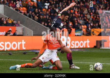 BLACKPOOL, GROSSBRITANNIEN. APR 1. Scott McKenna von Nottingham Forest kämpft am Samstag, dem 2.. April 2022, mit Dujon Sterling von Blackpool während des Sky Bet Championship-Spiels zwischen Blackpool und Nottingham Forest in der Bloomfield Road, Blackpool, um den Ball. (Kredit: Jon Hobley | MI News) Kredit: MI Nachrichten & Sport /Alamy Live News Stockfoto