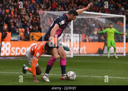 BLACKPOOL, GROSSBRITANNIEN. APR 1. Scott McKenna von Nottingham Forest kämpft am Samstag, dem 2.. April 2022, mit Dujon Sterling von Blackpool während des Sky Bet Championship-Spiels zwischen Blackpool und Nottingham Forest in der Bloomfield Road, Blackpool, um den Ball. (Kredit: Jon Hobley | MI News) Kredit: MI Nachrichten & Sport /Alamy Live News Stockfoto