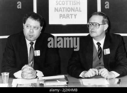 Die Nachwahl 1988 in Glasgow Govan fand am 10.. November 1988 statt, nachdem Bruce Millan nach seiner Ernennung zum EU-Kommissar als Abgeordneter für den Wahlkreis zurückgetreten war. Das Ergebnis wurde für die Labour Party als peinlich angesehen, da der ehemalige Labour-Abgeordnete Jim Sillars mit einer Mehrheit von 3.554 Stimmen und einem großen Umschwung von Labour zur SNP den Sitz der Scottish National Party gewann. Unser Bild Zeigt ... Jim Sillars SNP-Kandidat (links) und Gordon Wilson, SNP-Pressekonferenz, Freitag, 21.. Oktober 1988 Stockfoto