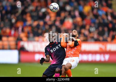 BLACKPOOL, GROSSBRITANNIEN. APR 1. Keinan Davis von Nottingham Forest kämpft mit CJ Hamilton von Blackpool während des Sky Bet Championship-Spiels zwischen Blackpool und Nottingham Forest in der Bloomfield Road, Blackpool am Samstag, 2.. April 2022. (Kredit: Jon Hobley | MI News) Kredit: MI Nachrichten & Sport /Alamy Live News Stockfoto