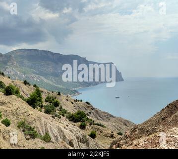 Blick auf die Küste zum Kap Aya vom Wanderweg auf der Klippe bei Balaklava in Sewastopol, Krim. Stockfoto