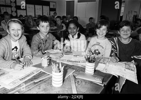 Wenn es dir anfangs nicht gelingt... das ist die bewunderungswürdige Philosophie der Schüler der Cowersley Junior und Infants School. Beim letztjährigen Examiner Junior Journalist Wettbewerb gewann die Schule einen zweiten Preis hinter den Sektionsgewinnerinnen Berry Brow, und Schüler, die einzeln eingeschrieben waren, gehörten zu den Preisträgern. Daher tritt die Schule auch in diesem Herbst wieder am von der NatWest Bank gesponserten Wettbewerb in der Hoffnung an, gemeinsam noch besser zu werden. Bei der Arbeit am diesjährigen Projekt sind (von links) Elizabeth Utley, Adam Fryszezyn, Sadia Atta, Stephen Cronie und Fay Holland aus der 9. Klasse zu sehen. 5.. Oktober 1988. Stockfoto