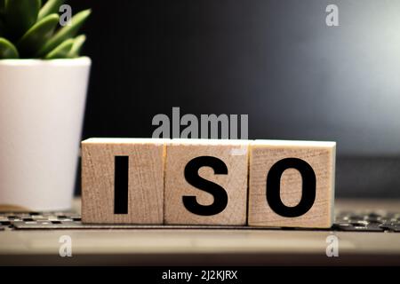 Holzblöcke mit dem Wort ISO. Internationale Organisation für Normung. Qualität Standard Stockfoto