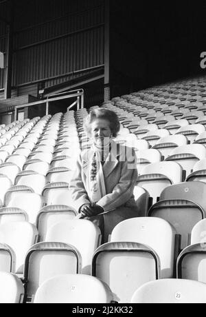 Margaret Thatcher PM, Visits Valley Parade, Heimstadion des Bradford City Football Club, Freitag, 20.. Februar 1987. Der Premierminister inspizierte die Sanierung des Valley Parade Ground, die nach einem verheerenden Brand am Samstag, dem 11.. Mai 1985, erforderlich war, bei dem 56 Menschen ums Leben kamen und mindestens 265 weitere verletzt wurden. Unser Bild zeigt ... Margaret Thatcher PM sitzt in der leeren neuen Tribüne und trägt den Bradford City FC Schal. Stockfoto