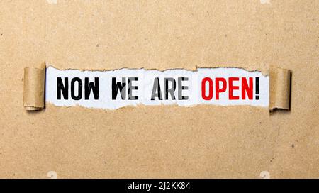 Geschäftskonzept – wir öffnen uns auf einer Haftnotiz, die auf der Tastatur eingeklebt ist. Draufsicht Stockfoto