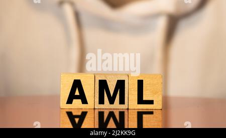 AML-Akronym für die Bekämpfung der Geldwäsche auf Holzblöcken. Regierungspolitik und Konzept der Wortökonomie Stockfoto