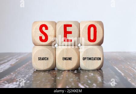 SEO Search Engine Optimization Text Holzwürfelblöcke auf Tabellenhintergrund. Idee, Vision, Strategie, Analyse, Stichwort- und Inhaltskonzept Stockfoto