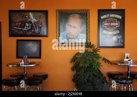 Putins Porträt im Straßencafé auf dem Weg nach Burgas, Bulgarien Stockfoto