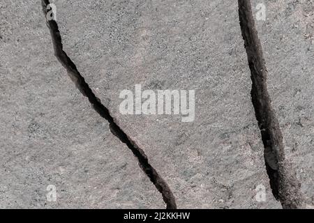 Großer Riss nach Erdbeben auf der Bodenoberfläche der Erde beschädigt Boden Hintergrund Klimamuster. Stockfoto