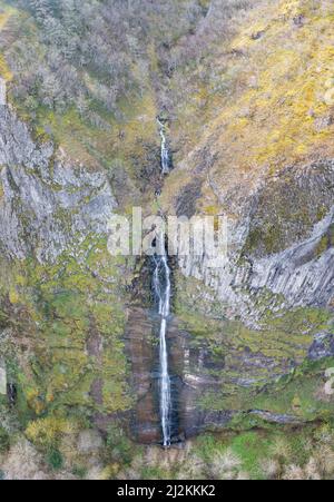 Ein Wasserfall fließt über eine Klippe in die Columbia River Gorge in Oregon. Dieser Canyon, durch den der Columbia River fließt, ist 80 Meilen lang. Stockfoto