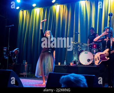 31. März 2022, San Diego, Kalifornien, USA: Belinda Carlisle, Die Sängerin der Rockband The Go-Go's tritt bei einem Konzert bei Humphreys Concerts by the Bay live auf. (Bild: © K.C. Alfred/ZUMA Press Wire Service) Stockfoto