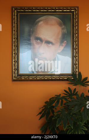 Putins Porträt im Straßencafé auf dem Weg nach Burgas, Bulgarien Stockfoto