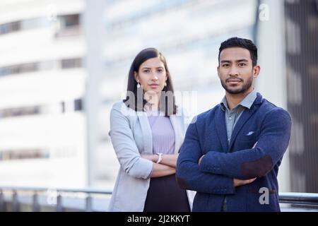 Rücknahme unserer Stadt. Aufnahme von zwei Geschäftsleuten, die gemeinsam zuversichtlich sind. Stockfoto